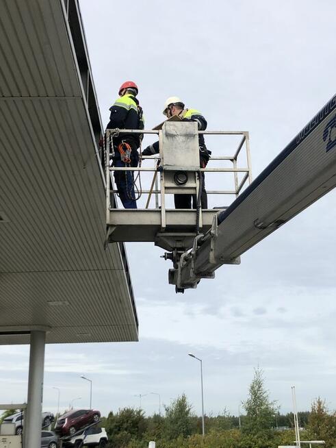 Wynajem podnośników zwyżki wycinka drzew mycie elewacji