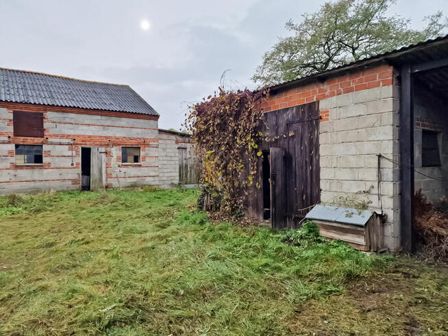 Dom z budynkami gospodarczymi