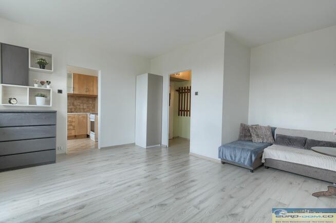 Przestronna KAWALERKA z francuskim balkonem.