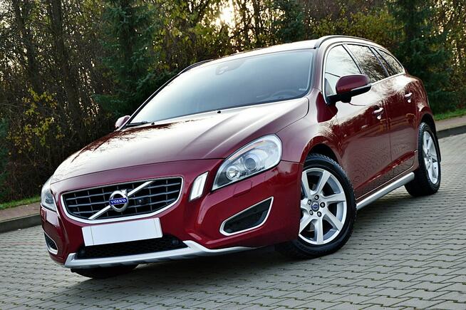 Volvo V60 1,6 Benzyna 180Km Xenon Ledy Skóra Navi Blisy Kamera Full Opcja