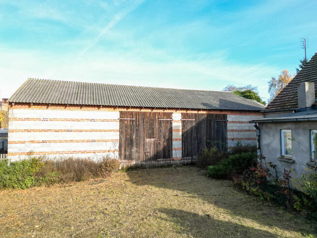 Dom z budynkami gospodarczymi