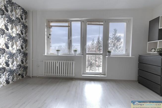 Przestronna KAWALERKA z francuskim balkonem.