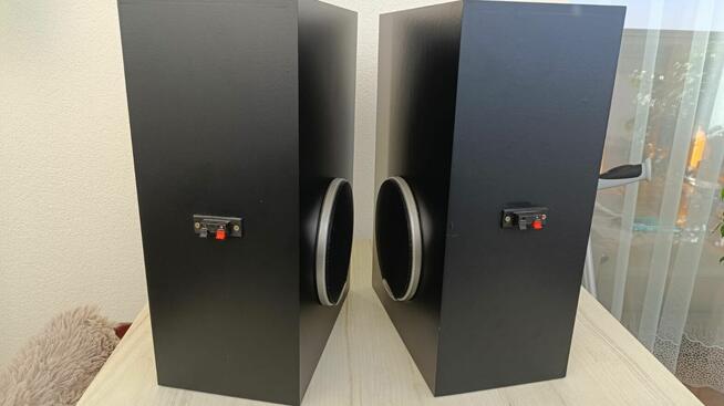 Sprzedam dwie kolumny głośnikowe roboty domowej.