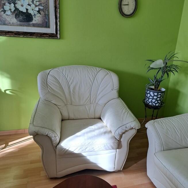 Sofa i dwa fotele ze skóry naturalnej kolor ecru.