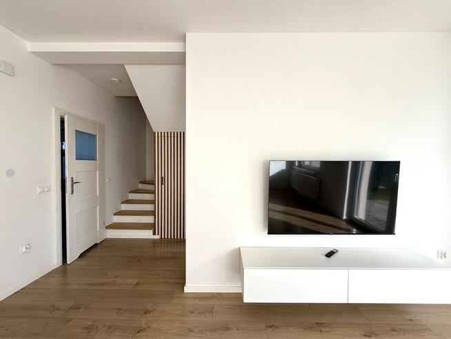 Bliżniak z duzym tarasem i 4 miejscami parkingowym