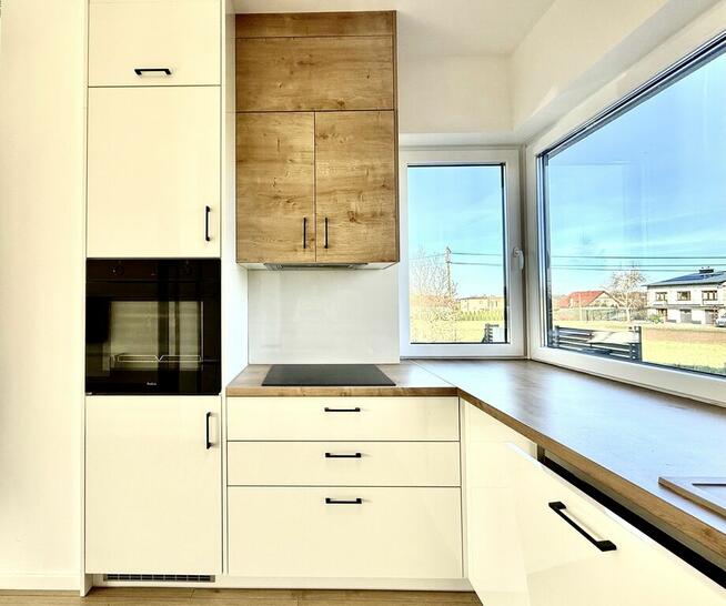 Bliżniak z duzym tarasem i 4 miejscami parkingowym