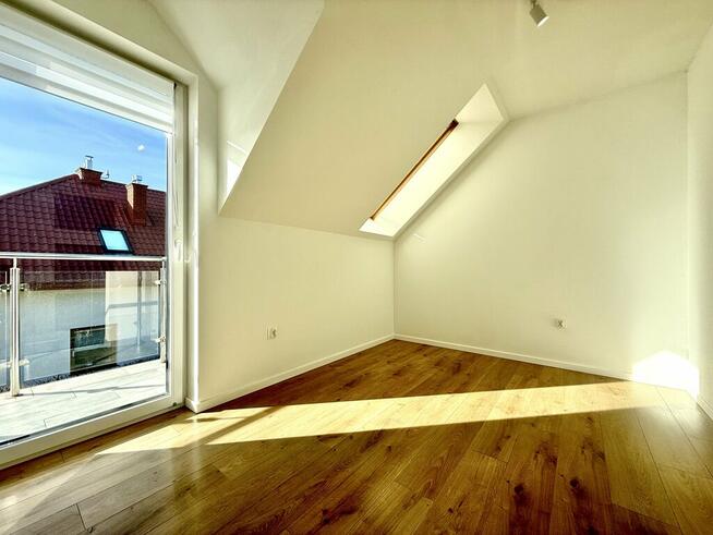 Bliżniak z duzym tarasem i 4 miejscami parkingowym