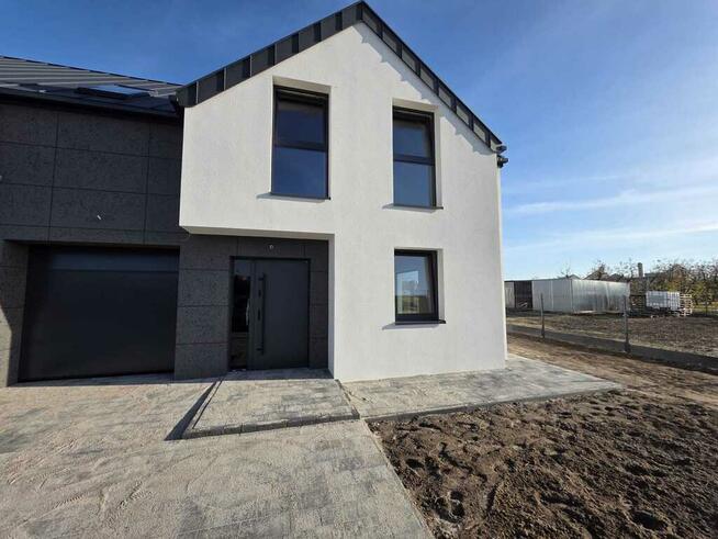 Nowoczesny dom bliźniak, stan deweloperski