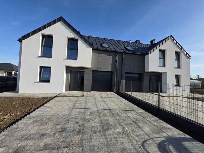 Nowoczesny dom bliźniak, stan deweloperski