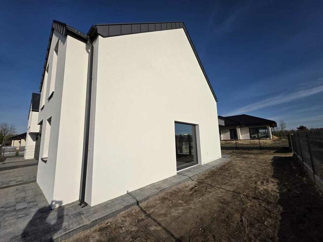 Nowoczesny dom bliźniak, stan deweloperski