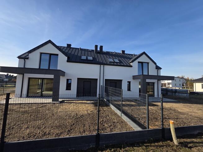 Nowoczesny dom bliźniak, stan deweloperski