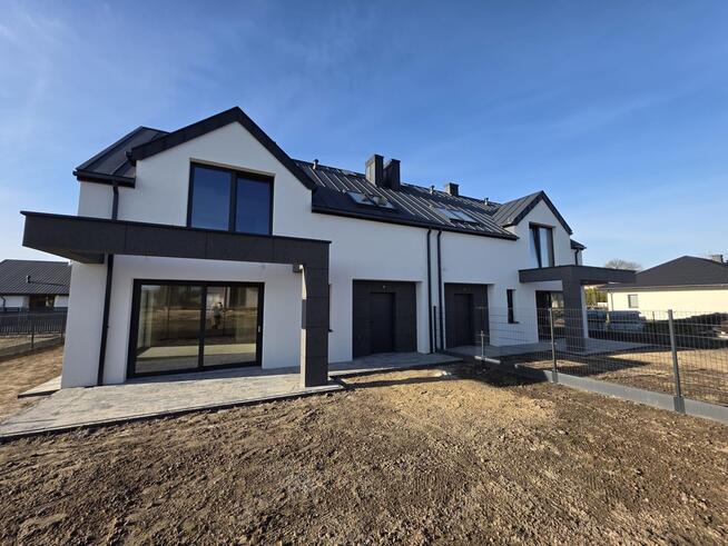 Nowoczesny dom bliźniak, stan deweloperski