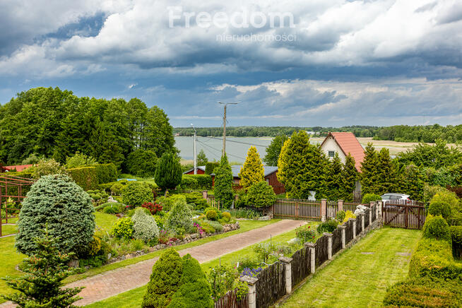 Dom przy jeziorze, gotowy do wynajmu i relaksu.