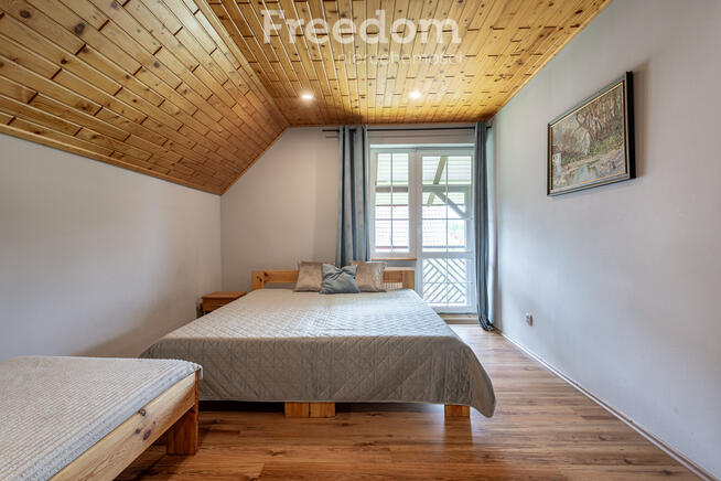 Dom przy jeziorze, gotowy do wynajmu i relaksu.