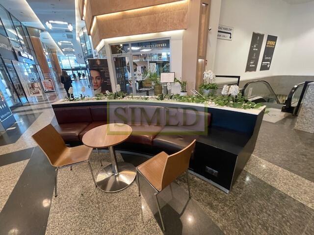 Mały punkt handlowo usługowy w Centrum Warszawy