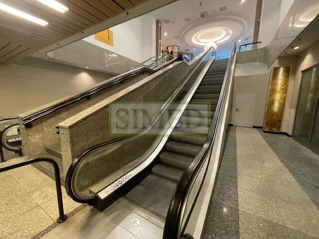 Mały punkt handlowo usługowy w Centrum Warszawy