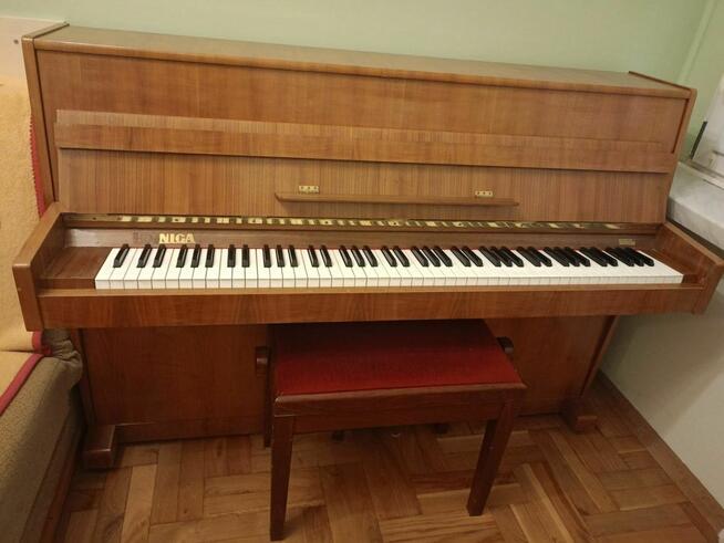 Pianino Legnica z regulowanym siedziskiem