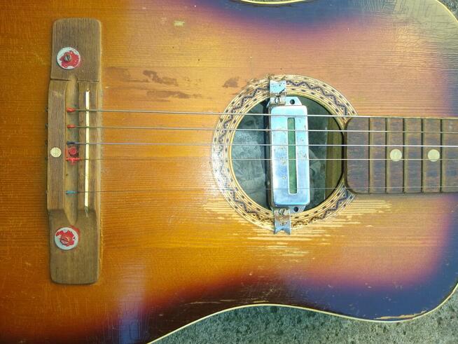 Gitara drewniana akustyczna, 50 zł.