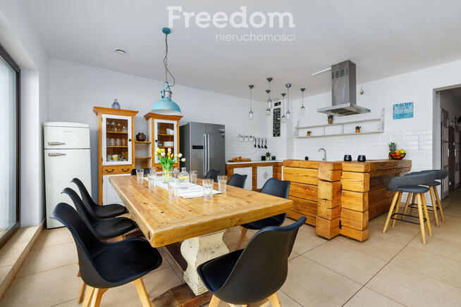 Dom z linią brzegową jeziora Tałty