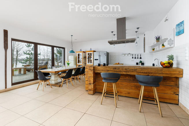 Dom z linią brzegową jeziora Tałty