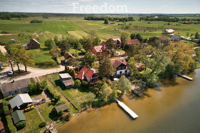 Dom z linią brzegową jeziora Tałty