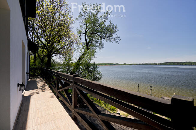 Dom z linią brzegową jeziora Tałty