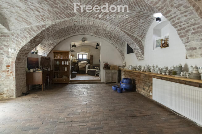 Zabytkowy spichlerz – lokal usługowy, Otmuchów