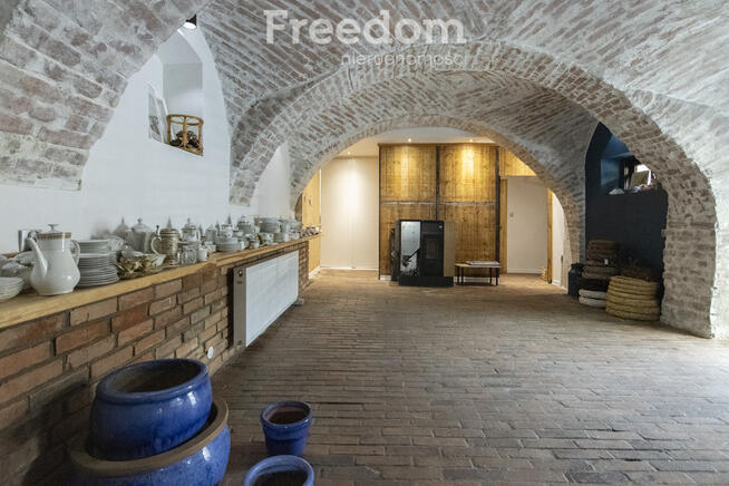 Zabytkowy spichlerz – lokal usługowy, Otmuchów