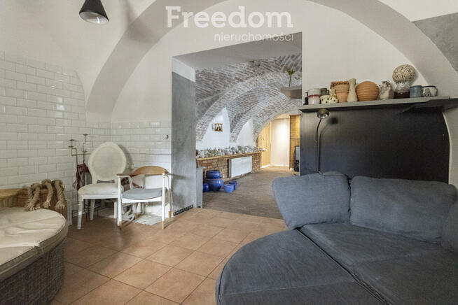 Zabytkowy spichlerz – lokal usługowy, Otmuchów