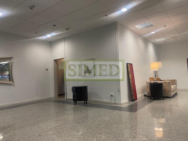 Mały punkt handlowo usługowy w Centrum Warszawy