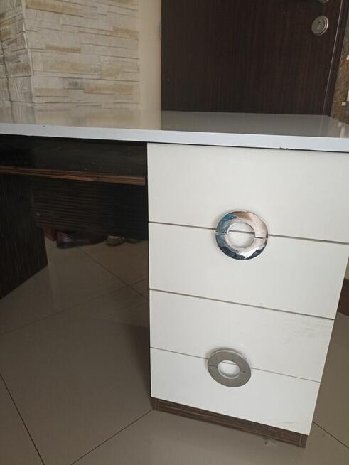 Biurko wraz z białym fotelem oddam za darmo