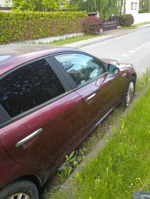 Sprzedam alfę 159 w wersji angielskiej, kolor wiśniowy.