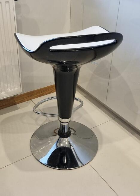 Obrotowe krzesło barowe stołek hoker LORD biało-czarny