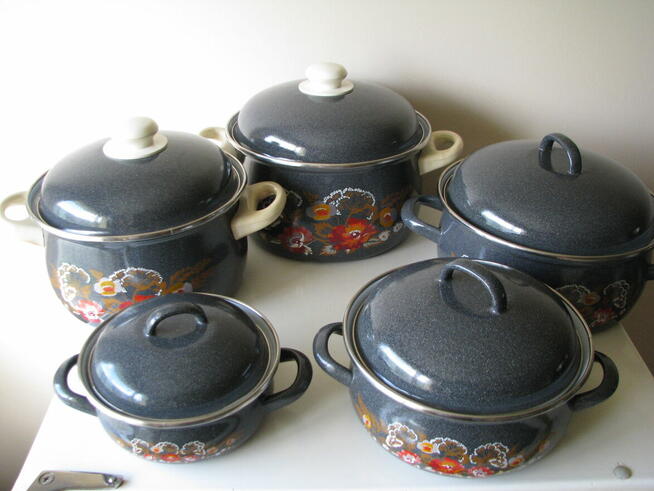 Solidne czeskie garnki emaliowane z czasów PRL z pokrywkami