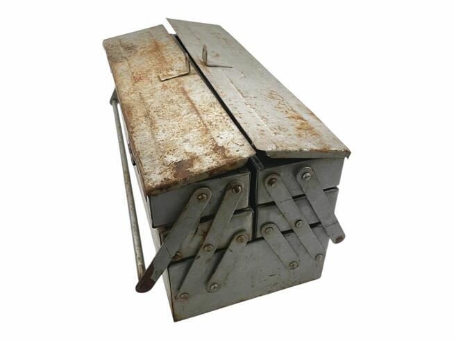 Stara metalowa skrzynka na narzędzia