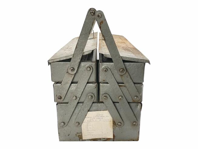 Stara metalowa skrzynka na narzędzia