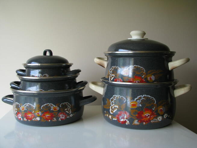 Solidne czeskie garnki emaliowane z czasów PRL z pokrywkami