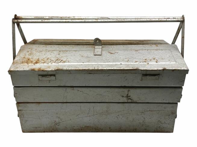 Stara metalowa skrzynka na narzędzia