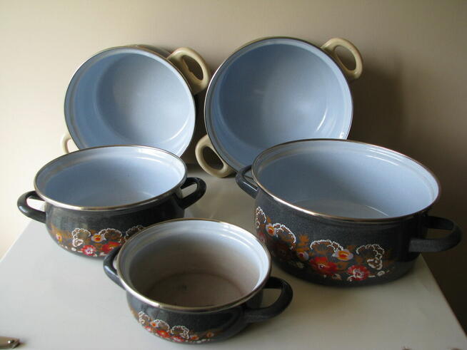 Solidne czeskie garnki emaliowane z czasów PRL z pokrywkami