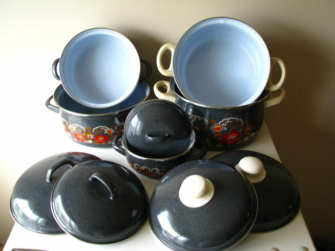 Solidne czeskie garnki emaliowane z czasów PRL z pokrywkami