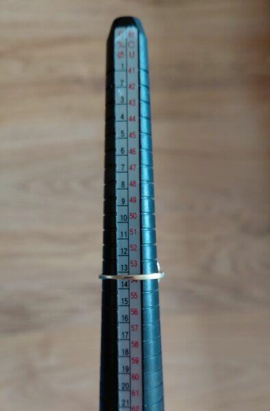 Złoty pierścionek kamień szafir model Kate Middleton