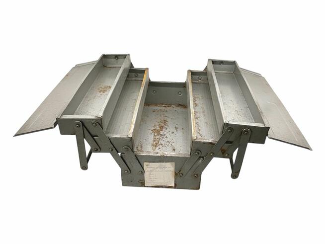 Stara metalowa skrzynka na narzędzia