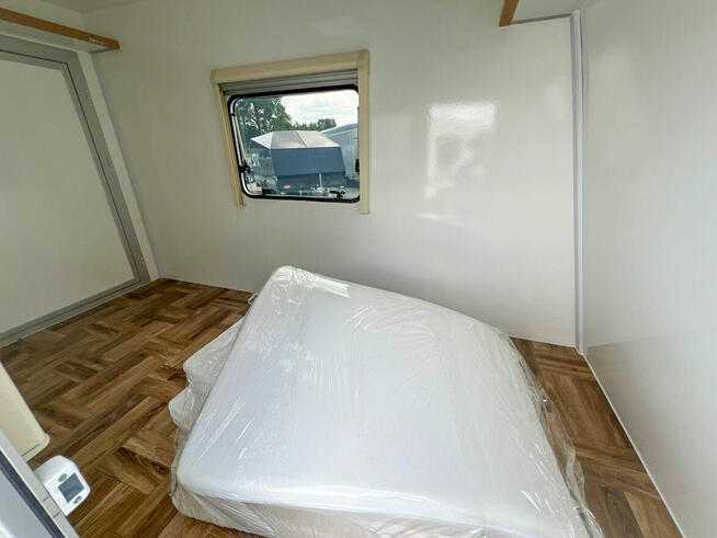 Przyczepa kempingowa minikamper samochodowa izolowany