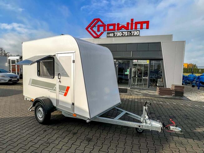 Przyczepa kempingowa minikamper samochodowa izolowany