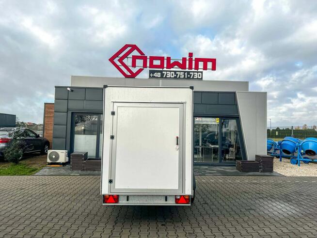 Przyczepa kempingowa minikamper samochodowa izolowany