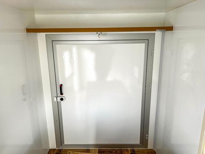 Przyczepa kempingowa minikamper samochodowa izolowany