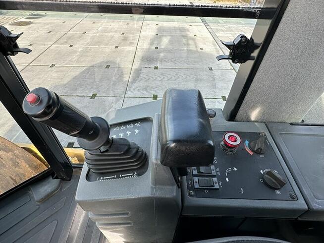 WALEC DROGOWY MARKI CATERPILLAR CS-563E