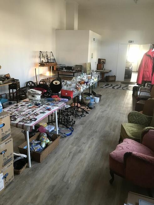 Loppis ze Szwecji z towarem i samochód Volvo XC 70 rok 2004