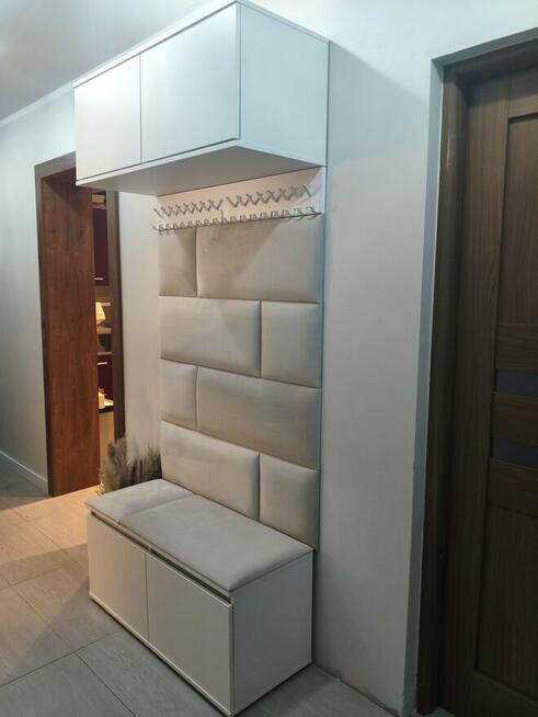 Garderoba z tapicerowanym siedziskiem