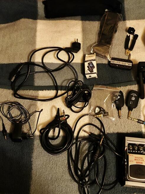 Sprzedam elektryczną gitarę CORT CR100 ze wzmacniaczem